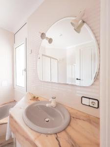 baño con lavabo y espejo grande en Casa Sarnella, en Port de la Selva
