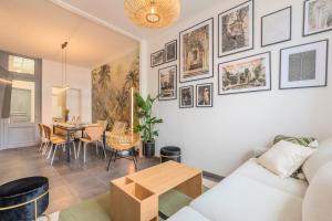 - un salon avec un canapé et une table dans l'établissement 4 bedroom house in the city center, near metro, à Tourcoing