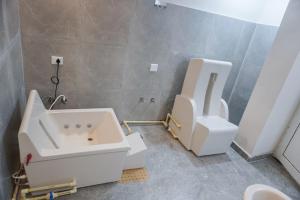 ein Bad mit einem Waschbecken und einem WC in der Unterkunft The Healing Hills Naturopathy and Wellness Center in Coimbatore