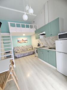 ポルタヴァにあるApartment Smartのキッチン(緑のキャビネット、二段ベッド付)