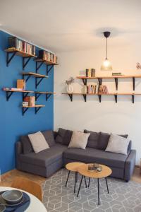 A seating area at Főtér Apartman