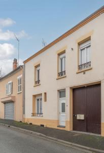 ヴィシーにあるL'Alliotaux - Appartement calme et design - Parking gratuitの通り側のアパートメントビル