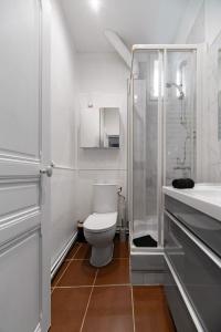 ヴィシーにあるL'Alliotaux - Appartement calme et design - Parking gratuitのトイレ、シャワー、洗面台を備えたバスルーム +37枚の写真