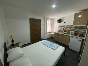 a small kitchen with a bed in a room at PORT APART in Antalya