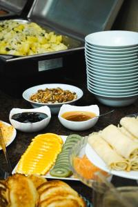 - un buffet de plats avec assiettes et bols dans l'établissement Villa Morishka & SPA, à Bukovel