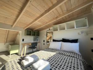 - une chambre avec un grand lit et un plafond en bois dans l'établissement Skyline Oasis thesbnb, à Thessalonique