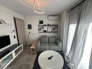 - un salon avec un canapé et une table dans l'établissement Skyline Oasis thesbnb, à Thessalonique