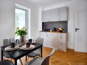 Кухня или мини-кухня в Villa Łeba II - Loft Apartments

