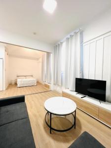 a living room with a tv and a coffee table at Suites Puente de Hierro in Benicàssim