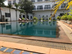 an empty swimming pool in front of a building at Hengly Mohasambath Hotel & Spa in Phumĭ Kruŏs