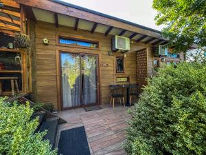 a wooden cabin with a patio with a table and a door at Departamentos de turismo - Apart Hotel MiCasa in Futrono