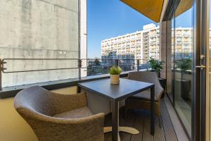 倫敦的住宿－Modern New 2BR flat wBalcony in peaceful Brixton，美景阳台配有桌椅