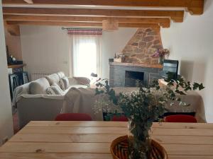 的住宿－El Descanso de Las Hurdes，客厅配有桌子和壁炉