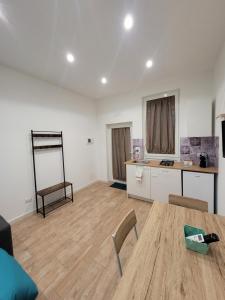 una stanza vuota con tavolo e cucina di Appartamenti Brigata Regina Bari 88 a Bari