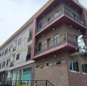 ein Gebäude mit einem Balkon auf der Seite in der Unterkunft Supreme Apartments in Ibadan