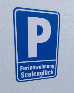 een blauw parkeerbord met een witte p erop bij Ferienwohnungen Seelenglück in Oberdrackenstein