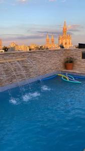una piscina con dos tablas en el agua en Hotel Everest en Córdoba