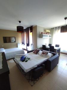 um quarto de hotel com duas camas e um sofá em Comfort in Malpensa-Rho Fiera Milano 15 min em Legnano