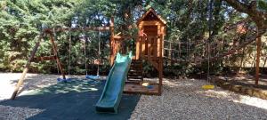 un parque infantil con tobogán y columpio en Casita de Invitados con entrada privada, piscina y aire acondicionado, en Valdemorillo