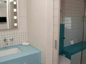 クニスナにあるCrow's Nestのバスルーム(青いシンク、トイレ付) +9枚の写真