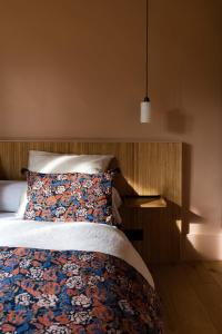 1 dormitorio con cama con almohada y mesita de noche en Moulin Moulin Maison d'Hôtes en Dannes