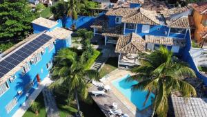 una vista aérea de un edificio azul con palmeras en Pousada Laguna Búzios, en Búzios