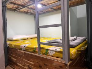 - une chambre avec 2 lits superposés sur une plate-forme dans l'établissement Kim Hostel, à Hô-Chi-Minh-Ville
