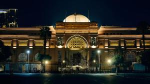Museum Plaza في القاهرة: مبنى كبير في الليل مع مبنى به قبة