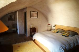 a bedroom with a large bed in a room at Gîte éco-responsable exceptionnel pour 6 ou 8 personnes secteur gorges du Tarn in Le Recoux