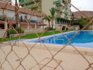 a swimming pool in front of a building at Paraíso Azul in Aguadulce