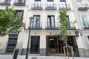 ein Gebäude mit Balkon auf der Seite in der Unterkunft Feelathome San Marcos Apartments in Madrid
