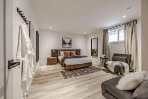 Ένα ή περισσότερα κρεβάτια σε δωμάτιο στο Légendaire Private Hot Tub Game room