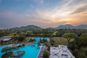 eine Aussicht auf einen Pool in einem Resort in der Unterkunft Hotel Majestic in Galzignano Terme