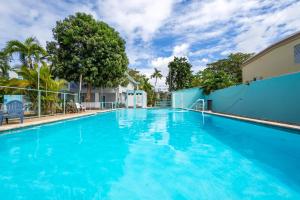 duży basen z niebieską wodą w obiekcie West Coast Inn's w mieście Rincón
