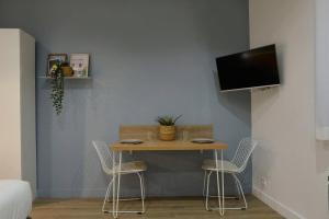 TV a/nebo společenská místnost v ubytování Equipped studio in the heart of the stations