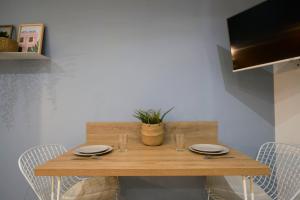 TV a/nebo společenská místnost v ubytování Equipped studio in the heart of the stations