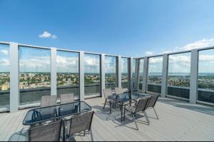 einen Balkon mit einem Tisch und Stühlen auf einem Gebäude in der Unterkunft Hanza Tower Casino & Pool & Jacuzzi & Sauna in Stettin