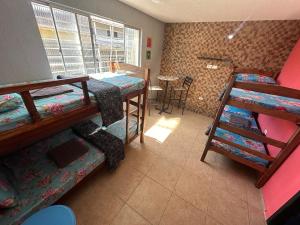 מיטה או מיטות קומותיים בחדר ב-Hostel Simple