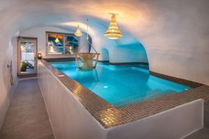 Cette chambre dispose d'une grande piscine. dans l'établissement Mystagoge Retreat cave with an indoor pool and gym, à Vóthon