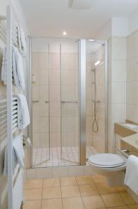 La salle de bains est pourvue d'une douche et de toilettes. dans l'établissement Upstalsboom Borkum, à Borkum