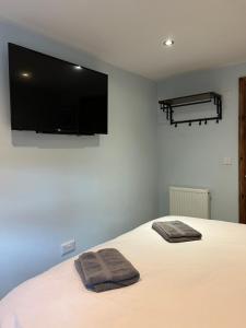 una camera con letto e TV a schermo piatto a parete di Comus inn a Selby