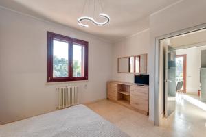 Un pat sau paturi într-o cameră la Villa Sabina - Appartamento Cobalto