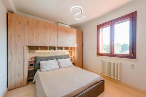 Uma cama ou camas num quarto em Villa Sabina - Appartamento Cobalto
