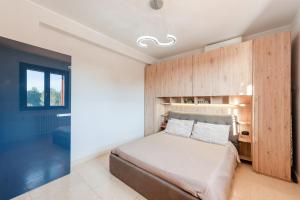 Ein Bett oder Betten in einem Zimmer der Unterkunft Villa Sabina - Appartamento Cobalto