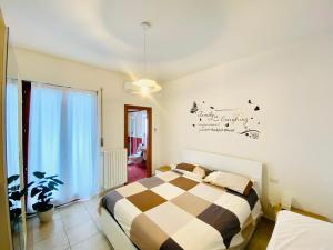 1 dormitorio con 1 cama con manta a cuadros en Lucky’s house, en Noicàttaro
