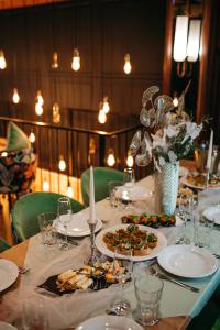 długi stół z talerzami żywności w obiekcie Bastion w mieście Samostrely