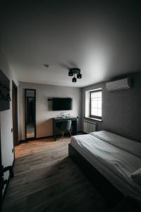 sypialnia z łóżkiem i biurkiem w obiekcie Bastion w mieście Samostrely