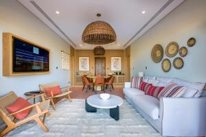 - un salon avec un canapé et une table dans l'établissement Al Badayer Retreat by Sharjah Collection, à Charjah