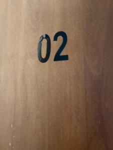 a label with the number on it at Quartos Masculino - Romas House in Itu