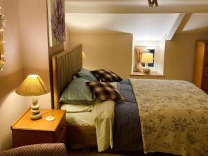 1 dormitorio con 1 cama y 1 mesa con lámpara en 1 Bed in Bellingham 89085, en Bellingham